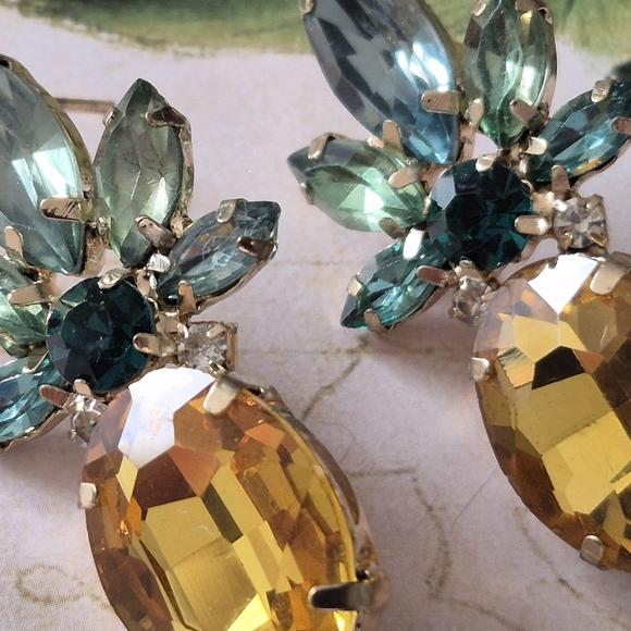 Elegant Gold and Green Gemstone Earrings - Picture 2 of 5